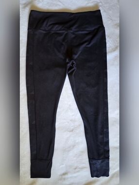 Vuori Daily Leggings in Black Camo – High-Rise Cuffed 7/8 Yoga Pants